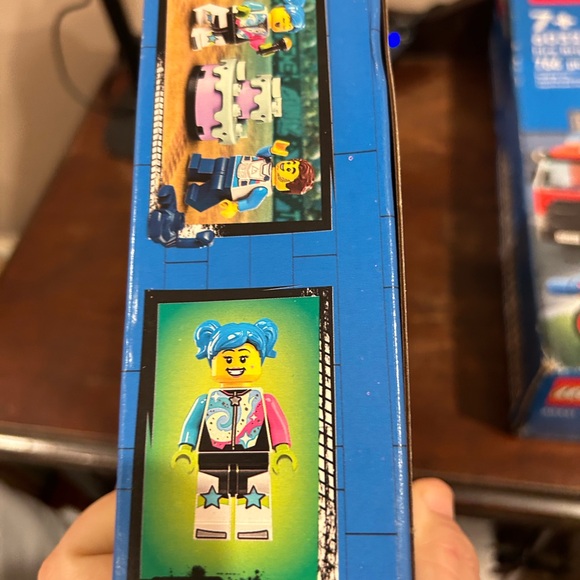 LEGO CITY: The Knockdown Stunt Challenge (60341)  box damage - Picture 3 of 3